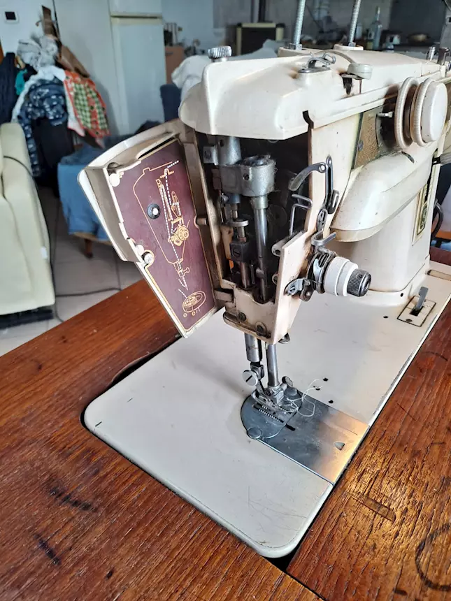 Macchina da cucire SINGER mod. 411 anni 70, ottimo stato - Foto 7