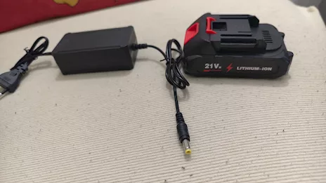 Batteria 21V + caricabatterie per utensili compatibili Makita