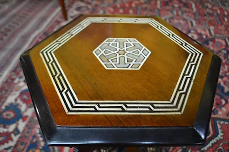 Tavolino orientale d’appoggio esagonale del XX secolo, in legno - Anteprima 3