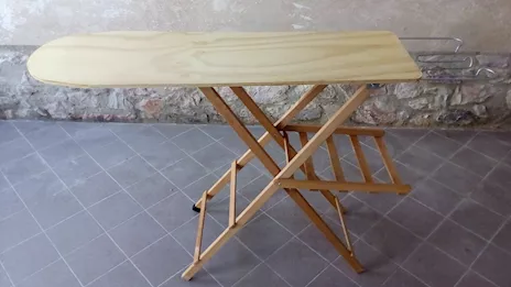 Asse da stiro pieghevole in legno naturale con ripiano