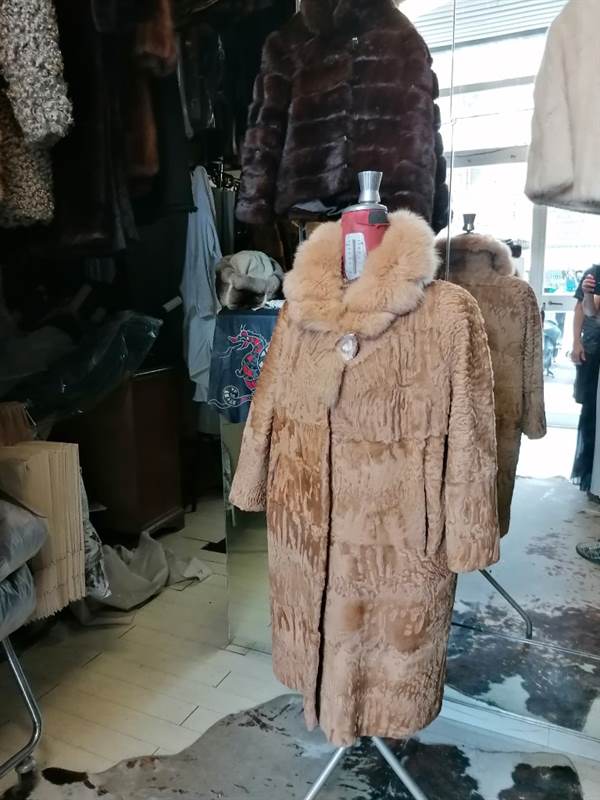 Cappotto - Agnello persiano astrakan. Lavorazione, modello attuale