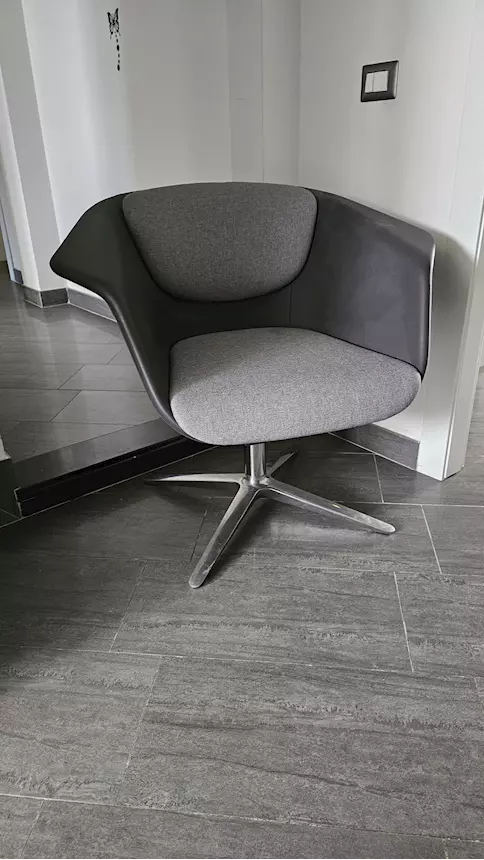 Elegante sedia poltrona, VERA PELLE ed acciaio cromato sedus