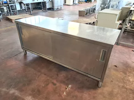 Tavolo isola per preparazione piatti usato