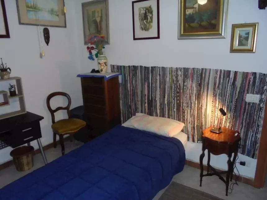 Camera singola con frigo e TV
