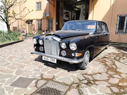 Daimler limousine van den plas