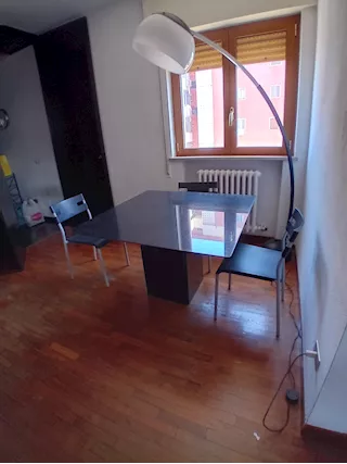 Tavolo con base e piano in marmo lucido