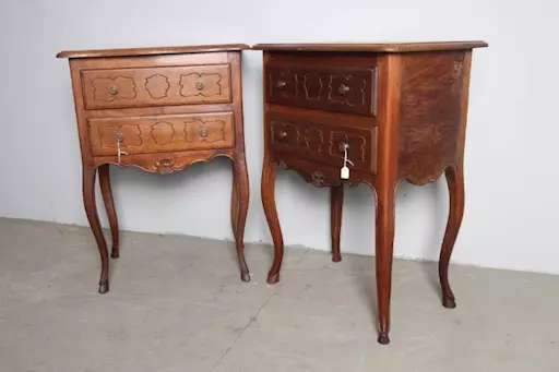 Antichi comodini metà 700 noce Parma. Gambe caprine Antiquar