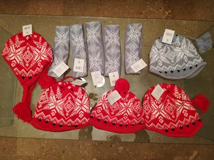 CAPPELLI NUOVI DA DONNA IN JACQUARD