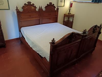 Importante letto veneziano, in noce, del XIX secolo