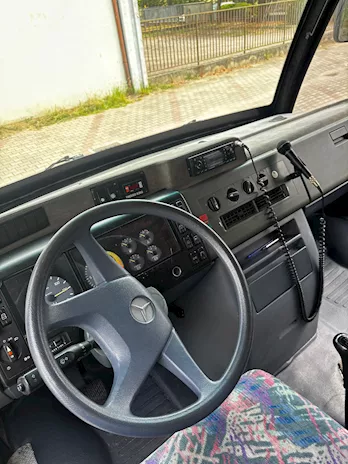 Vendo autobus Mercedes Anno 1999 Km 75000 Euro 2, in ottime condizioni - Anteprima 8