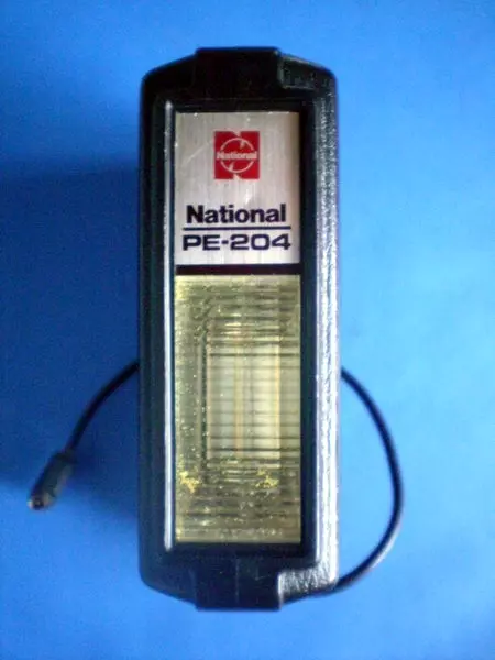 Flash verticale marca National Mod. PE-204, tipo AA, in ottime condizioni