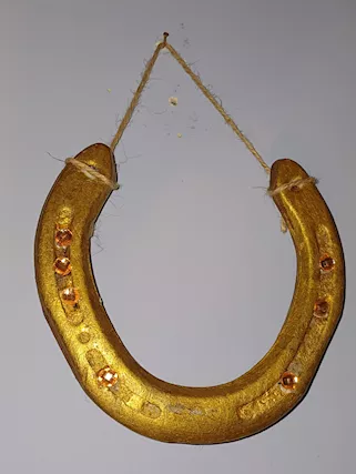 Ferro di cavallo dorato, con pietre