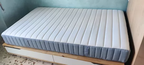 Letto Mandal Ikea 140x200 con 4 cassetti e testiera colore betulla bianco
