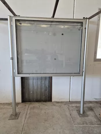 Bacheca in alluminio e vetrata usata