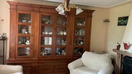 Elegante credenza vetrina in legno massello - stile classico