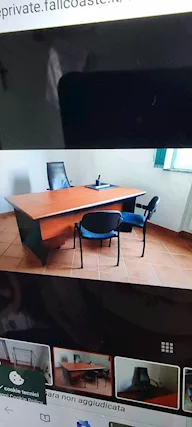 Scrivania con poltrona e mobiletto con cassetti