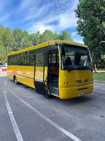Scuolabus Iveco 100E4 noleggio