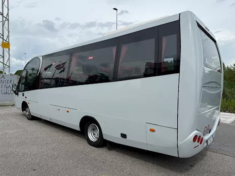 Autobus Marca Iveco 31 posti con pedana disabili Anno 2009 Euro 5 - Foto 2