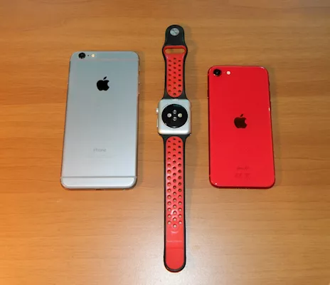 Due Apple iPhone e un Apple Watch, leggere