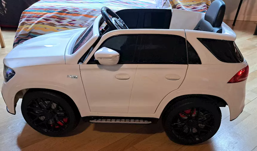 Mercedes AMG M-Class elettrica con telecomando, colore bianco, in buone condizioni - Foto 2