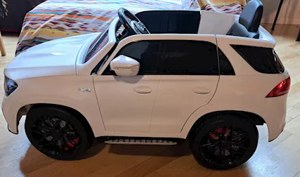 Mercedes AMG M-Class elettrica con telecomando, colore bianco, in buone condizioni - Foto 2