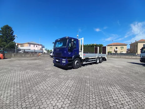 Iveco Stralis 360 pianale con rampe