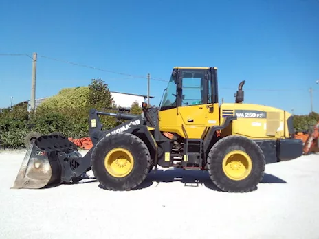Pala gommata usata marca Komatsu WA250PZ-5 Anno 2008 Ore 7600, in buone condizioni - Anteprima 3