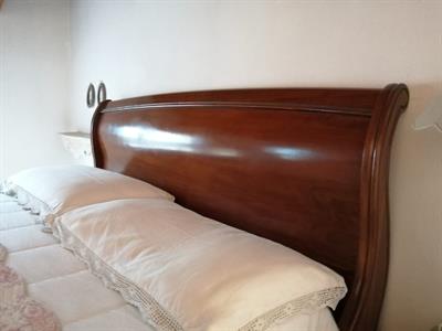 Letto matrimoniale a barchettone, color noce, in legno massello - Foto 2
