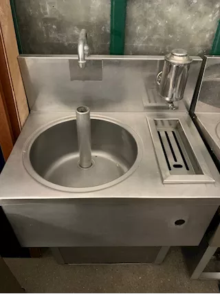 Lavandino acciaio inox con dispenser