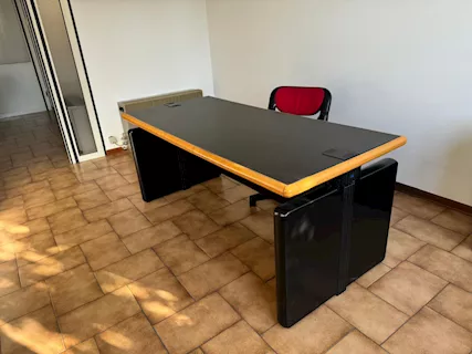 Due scrivanie e un tavolo riunioni, colore nero, in legno - Anteprima 1