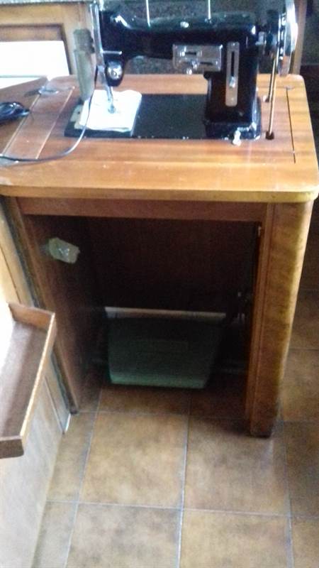 Macchina da cucire a pedale con mobile, in legno - Foto 3