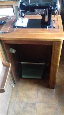 Macchina da cucire a pedale con mobile, in legno - Foto 3