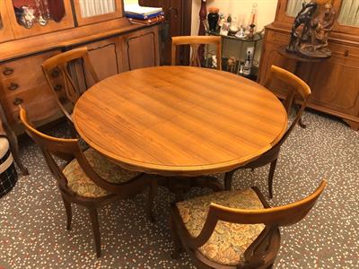 Tavolo in legno massiccio con sedie