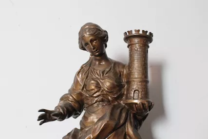 Antica grande scultura in bronzo raffigurante Santa Barbara - Foto 2