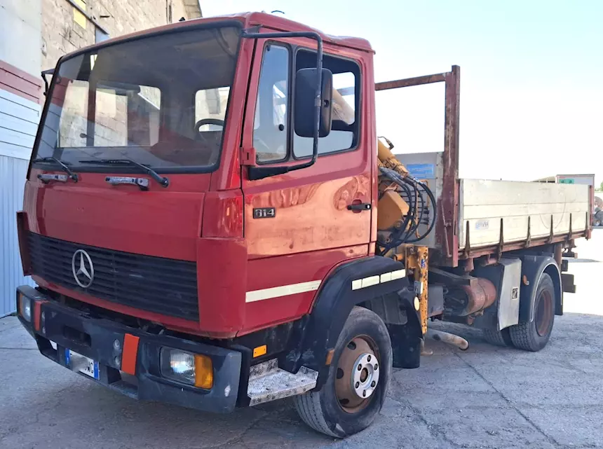 Foto 4 Mercedes 814 cassone ribaltabile trilaterale con gru Effer 4000, 2 s