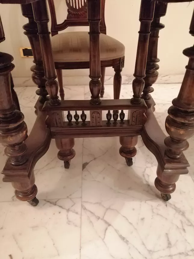 Tavolo soggiorno e sedie, legno noce, in ottime condizioni - Foto 2