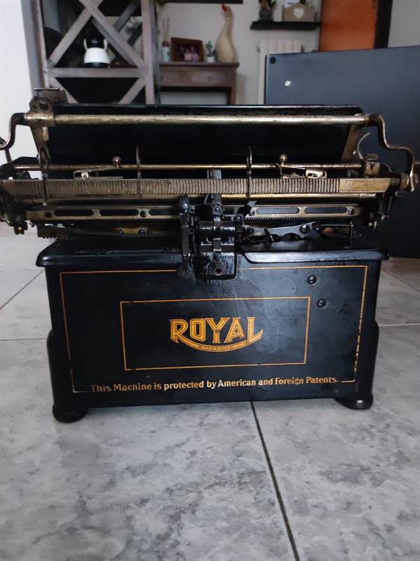 Foto 2Macchina da scrivere Royal Vintage