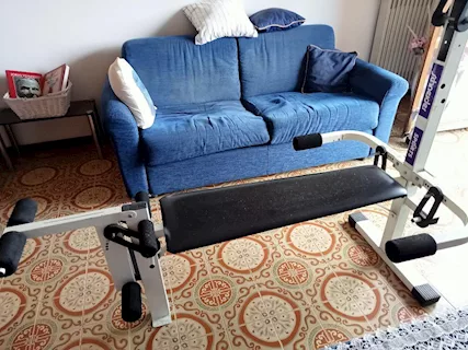 Panca da palestra in buono stato + bilanciere con pesi
