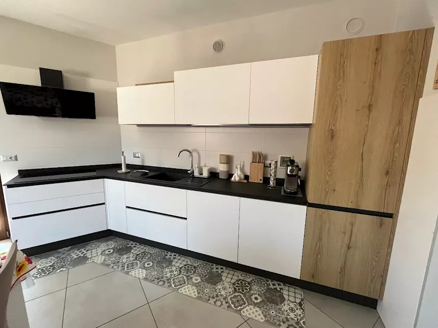 Cucina moderna completa + tavolo e 6 sedie, in legno