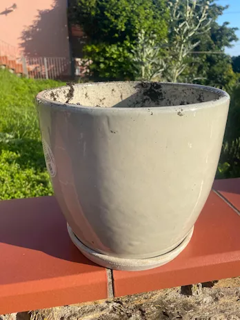 Vaso da fiori grigio con sottovaso