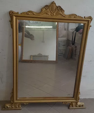 Specchio antico dorato con cornice in legno dorata e scolpita