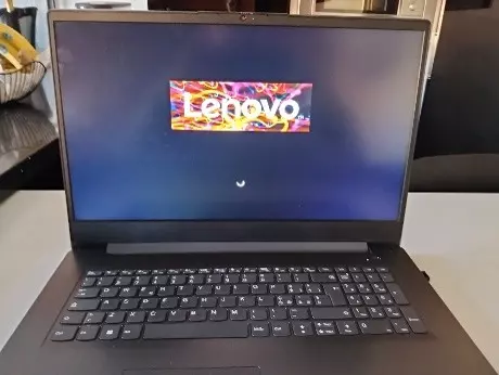 N. 1 PC Laptop Lenovo V17