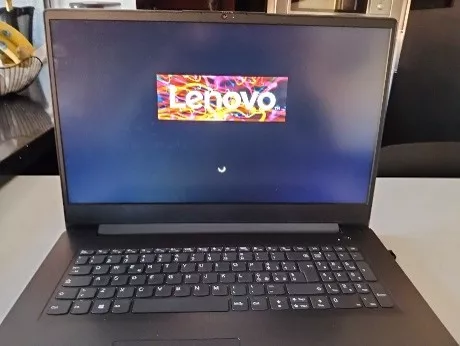 N. 1 PC Laptop Lenovo V17