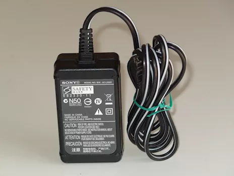 Alimentatore caricabatteria Sony AC-L200D per videocamere