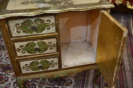 Comodino-mobiletto stile fiorentino metà XX secolo, color crema - Anteprima 4