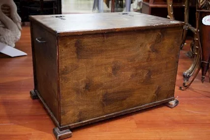 Cassapanca Contenitore Vintage in Legno Scuro con Piedini