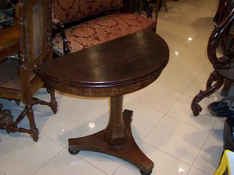 Tavolo da gioco a mezzaluna