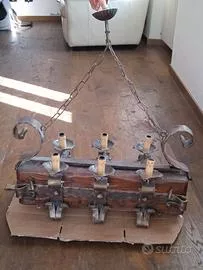Lampadario antico in legno e ferro battuto
