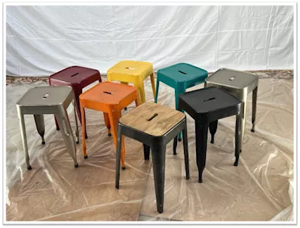 Sgabelli in metallo colorati - Anteprima 1