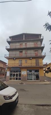 Grande casa sul corso principale libera su tre lati